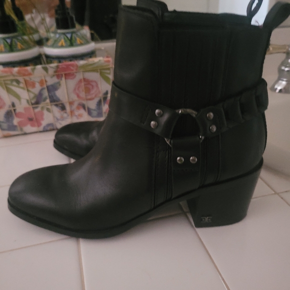Like New Sam Edelman Black Leather Booties 7 - Picture 6 of 9